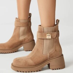 Steve Madden Suede Lug Sole Chelsea Boots – Taupe / Sand size 7.5